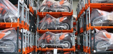Motocrossvehikel: Volle Bestände, gestapelt bis unter die Decke ...