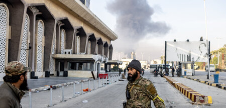 Bewaffnete Milizionäre vor dem Terminal des Flughafens Aleppo (2...
