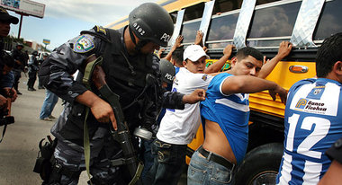 Das ganz normale Leben in Honduras: Fans auf dem Weg zum Spiel g...