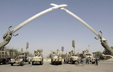 US-Truppen unter dem Siegesdenkmal aus der Ära Saddam Husseins (...