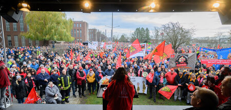 Prinzipiell streikbereit: die Volkswagen-Belegschaft (Wolfsburg ...