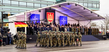 Sollstärke noch nicht erreicht: Bundeswehr-Soldaten bei einer Pa...