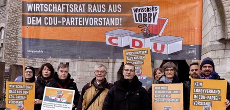 Der Kläger (Mitte) mit Unterstützern am Freitag in Berlin Der Kläger (Mitte) mit Unterstützern am Freitag in Berlin