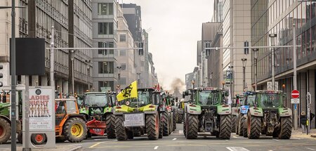 Bäuerliche Massenmobilisierung mit Treckerkolonnen in der Haupts...