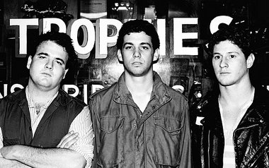 Modisch: modische Enthaltsamkeit. The Minutemen ohne Schuhwerk i... Modisch: modische Enthaltsamkeit. The Minutemen ohne Schuhwerk i...