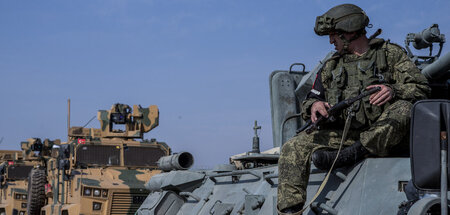 Es war einmal: Russische und türkische Soldaten bewachen Frontve...
