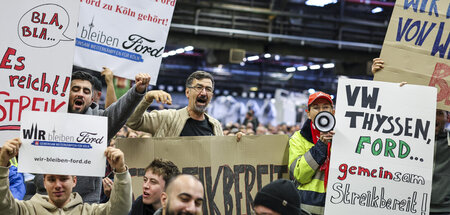 Stunk beim Kanzlerauftritt: Arbeiter demonstrieren bei Betriebsv...