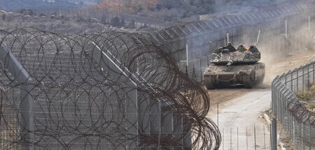 Israelischer Panzer in der Nähe der Alphalinie, die die von Isra...