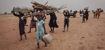 Mit nicht mehr als ein paar Habseligkeiten erreichen Geflüchtete...