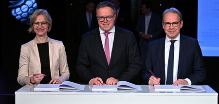 Unterzeichnung_Regie_84398566.jpg