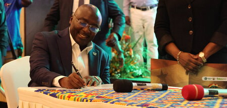 Vorbildlich: Vizepräsident Bawumia unterzeichnet vor den Wahlen ...
