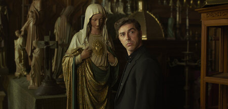Pater Filippo (Michele Riondino) wundert sich
