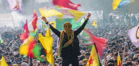 Zehntausende feiern das kurdische Neujahrsfest Newroz in Frankfu...