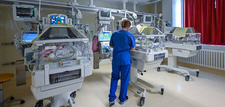 Cottbus, 26. Juni: Eine Krankenschwester betreut im Carl-Thiem-K...