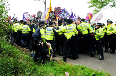 Protest unerwünscht: Polizisten drängen antifaschistische Demons... Protest unerwünscht: Polizisten drängen antifaschistische Demons...