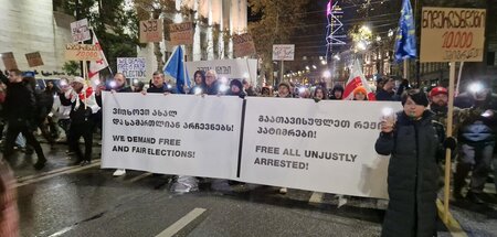 Größere Zusammenstöße zwischen EU-Anhängern und Einsatzkräften b...