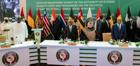 Die ECOWAS-Tagung am 25. März 2022 in Accra, Ghana, beriet über ...