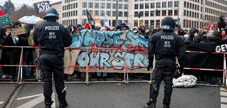Mindestens 1.000 Polizisten machten den etwa 60 Neonazis den Weg...