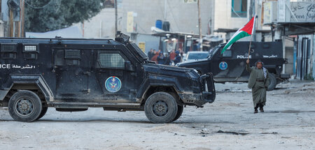 Dschenin, 15. Dezember: Ein Mann mit der Flagge Palästinas zwisc...