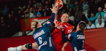 Mie Enggrob Højlund (Dänemark) versucht, die norwegische Defensi...