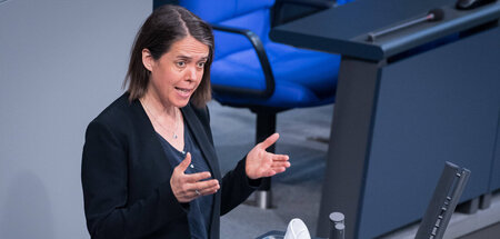 Christine Buchholz im Plenarsaal des Bundestages (6.5.2021)