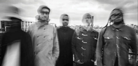 Revolte im Sinn: Die fünf von Out Of/Into