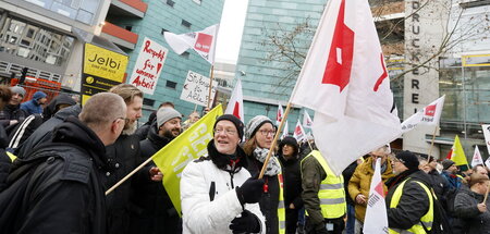 Arbeitsausstand für mehr Lohn am Mittwoch vormittag vor der BRD-...