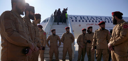 Söldner der von der Türkei geführten Syrischen Nationalarmee emp...
