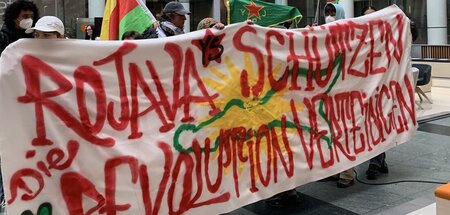 Banner der Besetzer im Atrium des ZDF-Hauptstadtstudios