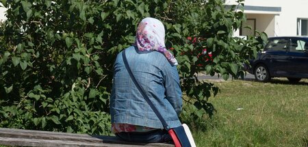 Geflüchtete Frau vor einer Erstaufnahmestelle in Suhl (3.8.2015)