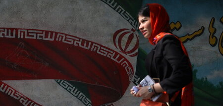 Eigentlich soll der Hidschab das Haar komplett verdecken, aber v...