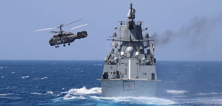 Die russische Fregatte »Admiral Grigorowitsch« während eines Man...