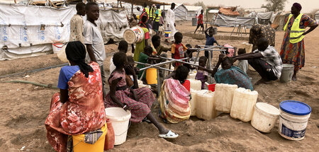 Millionen Sudanesen fliehen vor dem Krieg in Nachbarländer (Flüc...
