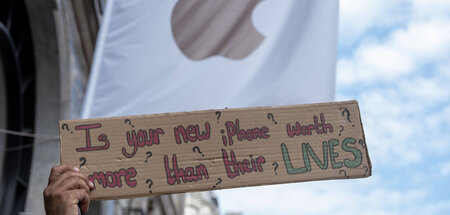 Handy oder Leben: Proteste gegen Apples Geschäftspraxis (London,...