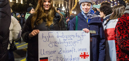 Bestenfalls naiv: Junge Demonstrantinnen appellieren in Georgisc... Bestenfalls naiv: Junge Demonstrantinnen appellieren in Georgisc...