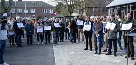 Mehr als 30 Menschen versammeln sich vor der JVA Vechta in Solid...