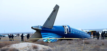 Das Wrack der abgestürzten Embraer 190 am Donnerstag nahe Aqtau Das Wrack der abgestürzten Embraer 190 am Donnerstag nahe Aqtau