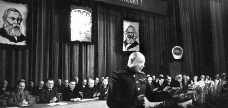 Sergej Tulpanow spricht beim ersten Bundeskongress des FDGB in B...