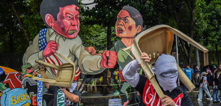 Beulen und ausgeschlagene Zähne: Demonstranten verspotten die Po...