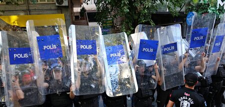 Polizisten verdecken Journalisten bei einer Demonstration die Si...