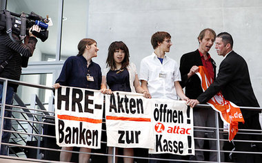 ATTAC überraschte mit einer Blitzaktion ATTAC überraschte mit einer Blitzaktion