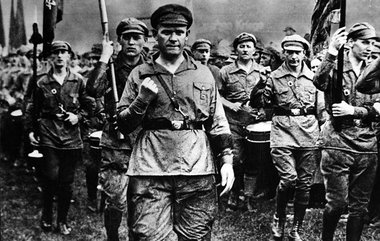 Der KPD-Vorsitzende Ernst Thälmann und Mitglieder des Rot-Front-... Der KPD-Vorsitzende Ernst Thälmann und Mitglieder des Rot-Front-...