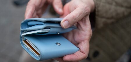 Von dem Geld, das in ein handelsübliches Portemonnaie passt, kan...