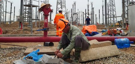 Vietnam Electricity. Buchstäblich: Arbeiter stellen im Juni 2024... Vietnam Electricity. Buchstäblich: Arbeiter stellen im Juni 2024...