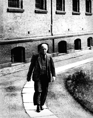 Faschistischer Willkür ausgeliefert: Ernst Thälmann im Hof der H... Faschistischer Willkür ausgeliefert: Ernst Thälmann im Hof der H...