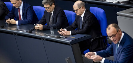 Wenig ergiebig: Auf der Regierungsbank wird das Smartphone konsu...