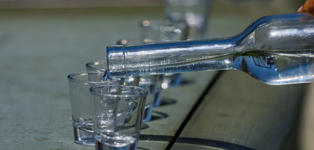 »Ich glaube, es wird jetzt langsam mal Zeit für einen Ouzo« »Ich glaube, es wird jetzt langsam mal Zeit für einen Ouzo«