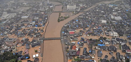 Nach heftigen Regenfällen überschwemmtes Wohngebiet in Wajima, J... Nach heftigen Regenfällen überschwemmtes Wohngebiet in Wajima, J...