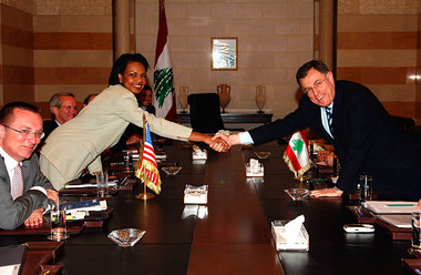 Shakehands für die Fotografen: Rice und Libanons Premier Saniora... Shakehands für die Fotografen: Rice und Libanons Premier Saniora...
