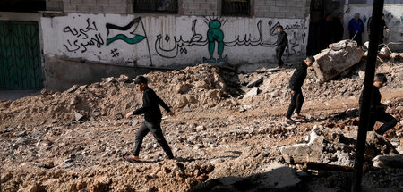 »Freiheit für die Gefangenen«: Graffiti an Straße, die von den B...